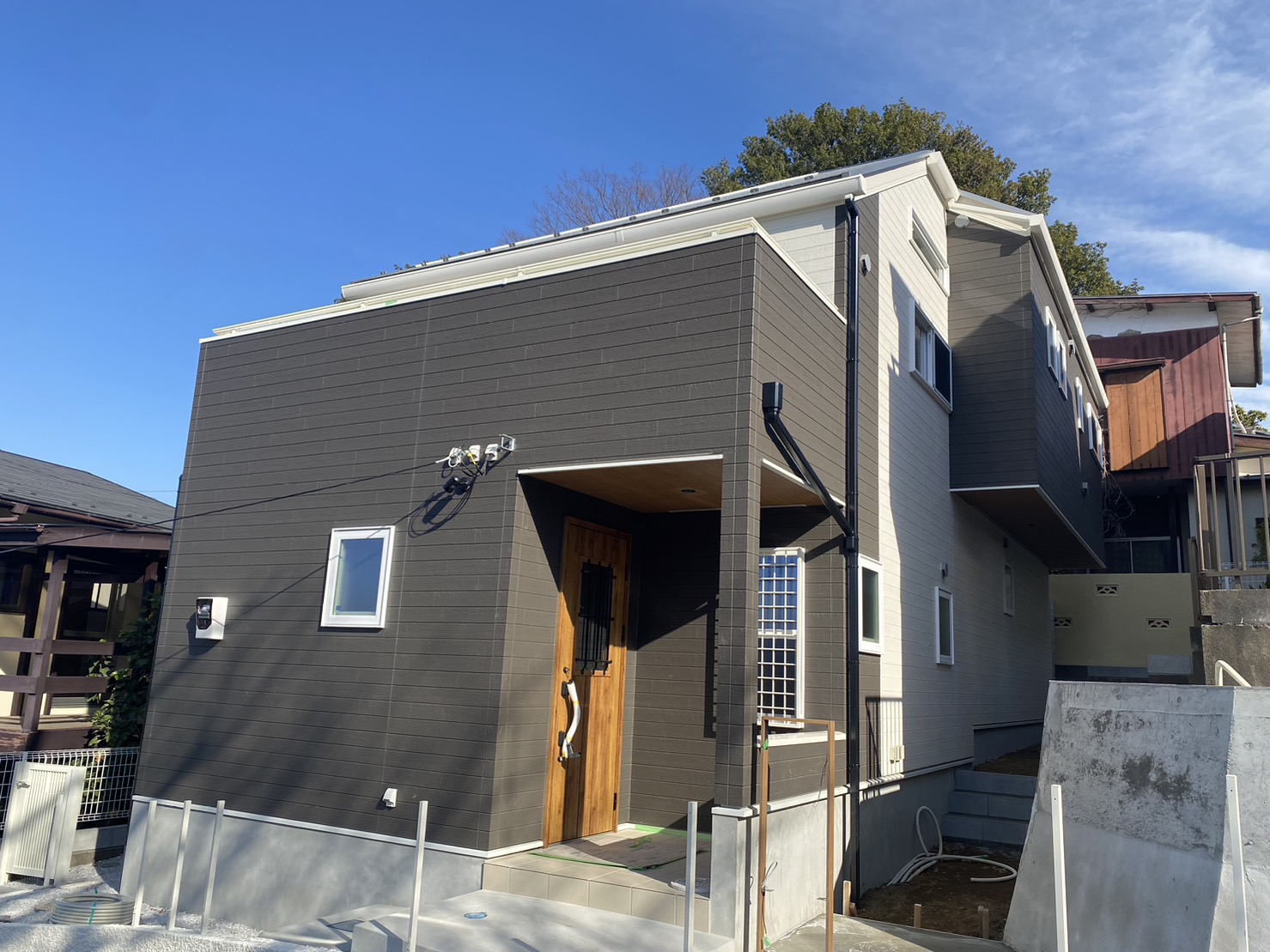 デザイン性と機能性を兼ね備えたロフト付きの家、あなたの理想の住まいをここに！